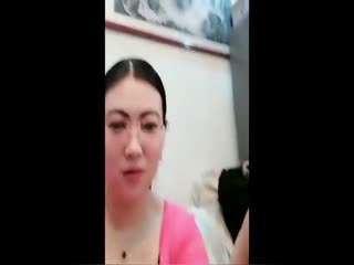 北京眼镜御姐范少妇和两个粉丝玩3P乱伦给光头爸爸和帅儿子吃鸡巴内射口爆吞精